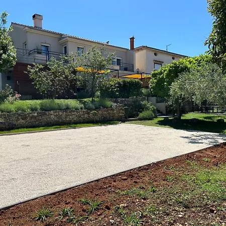 Pretty Little Thing Called Teranino 아파트 풀라